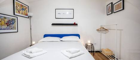 Iron/ironing board, WiFi, bed sheets