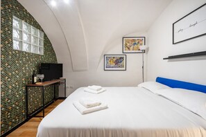 Iron/ironing board, WiFi, bed sheets