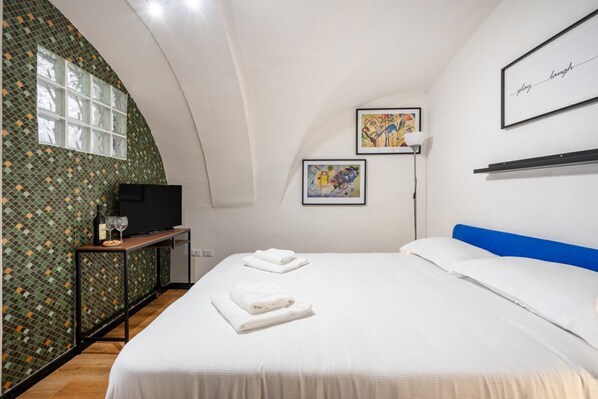 Tabla de planchar con plancha, wifi y ropa de cama