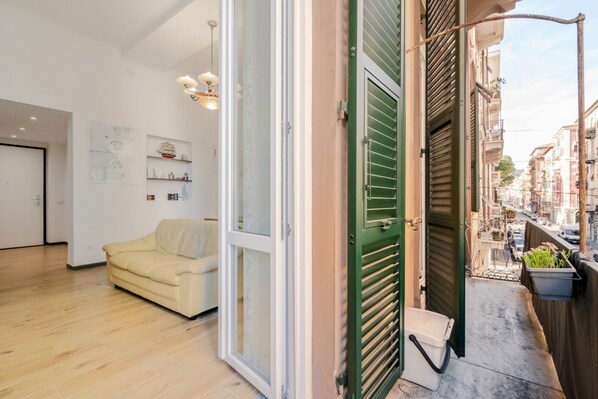 Unclassified image, 1 of 25, button