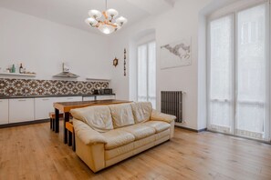TV - GuestHost - Comfortable apartment of approximately 120 m2 which can accommodate up to 7 guests, located a short distance from the centre, the ferry terminal and the Mirabello Port, ideal for visiting the enchanting Cinque Terre. Within walking distance,  (La Spezia)