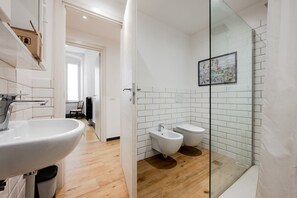 Shower, hair dryer, bidet, towels - GuestHost - Comfortable apartment of approximately 120 m2 which can accommodate up to 7 guests, located a short distance from the centre, the ferry terminal and the Mirabello Port, ideal for visiting the enchanting Cinque Terre. Within walking distance,  (La Spezia)