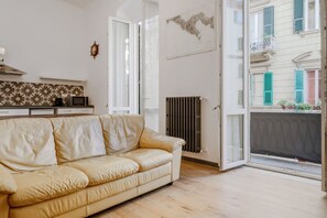 Unclassified image, 3 of 25, button