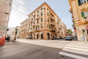 Exterior - GuestHost - Comfortable apartment of approximately 120 m2 which can accommodate up to 7 guests, located a short distance from the centre, the ferry terminal and the Mirabello Port, ideal for visiting the enchanting Cinque Terre. Within walking distance,  (La Spezia)