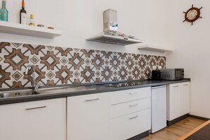 Fridge, microwave, stovetop, dishwasher