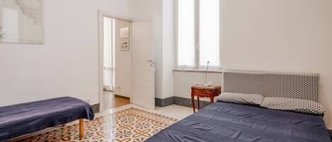 3 habitaciones, tabla de planchar con plancha, wifi y ropa de cama