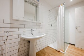 Dusche, Haartrockner, Bidet, Handtücher