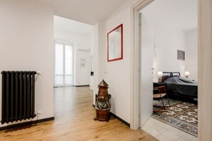 3 bedrooms, iron/ironing board, WiFi, bed sheets - GuestHost - Comfortable apartment of approximately 120 m2 which can accommodate up to 7 guests, located a short distance from the centre, the ferry terminal and the Mirabello Port, ideal for visiting the enchanting Cinque Terre. Within walking distance,  (La Spezia)