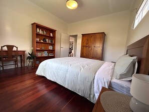 2 bedrooms, desk, iron/ironing board, free WiFi