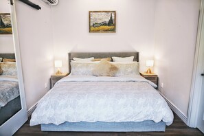 3 chambres, bureau, fer et planche à repasser, lit de bébé portatif