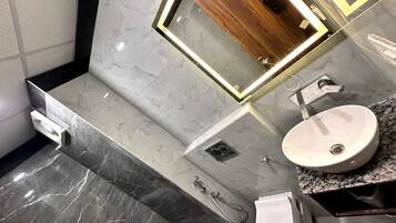 Deluxe-Zimmer | Badezimmer | Quellwasserbad, kostenlose Toilettenartikel, Haartrockner, Handtücher