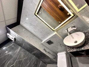 Deluxe Room | Bathroom