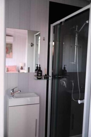 Douche, séchoir à cheveux, serviettes fournies