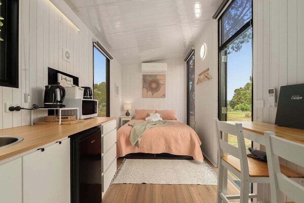 1 bedroom, bed sheets