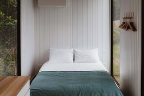 1 bedroom, bed sheets