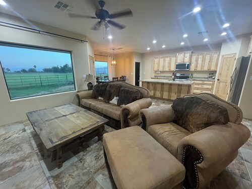 Charming Queen Creeks R6 Ranch 4-bedroom house with WiFi and AC.