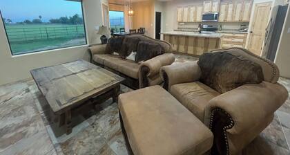 Charming Queen Creeks R6 Ranch 4-bedroom house with WiFi and AC.