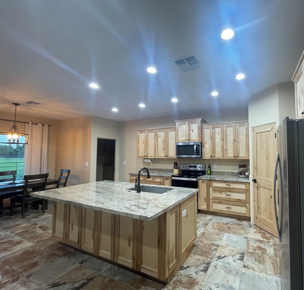 Fridge, microwave, oven, stovetop - Charming Queen Creeks R6 Ranch 4-bedroom house with WiFi and AC. (San Tan Valley)