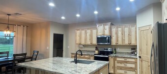 Charming Queen Creeks R6 Ranch 4-bedroom house with WiFi and AC.