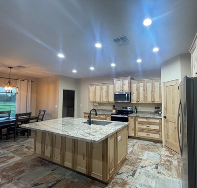 Charming Queen Creeks R6 Ranch 4-bedroom house with WiFi and AC.