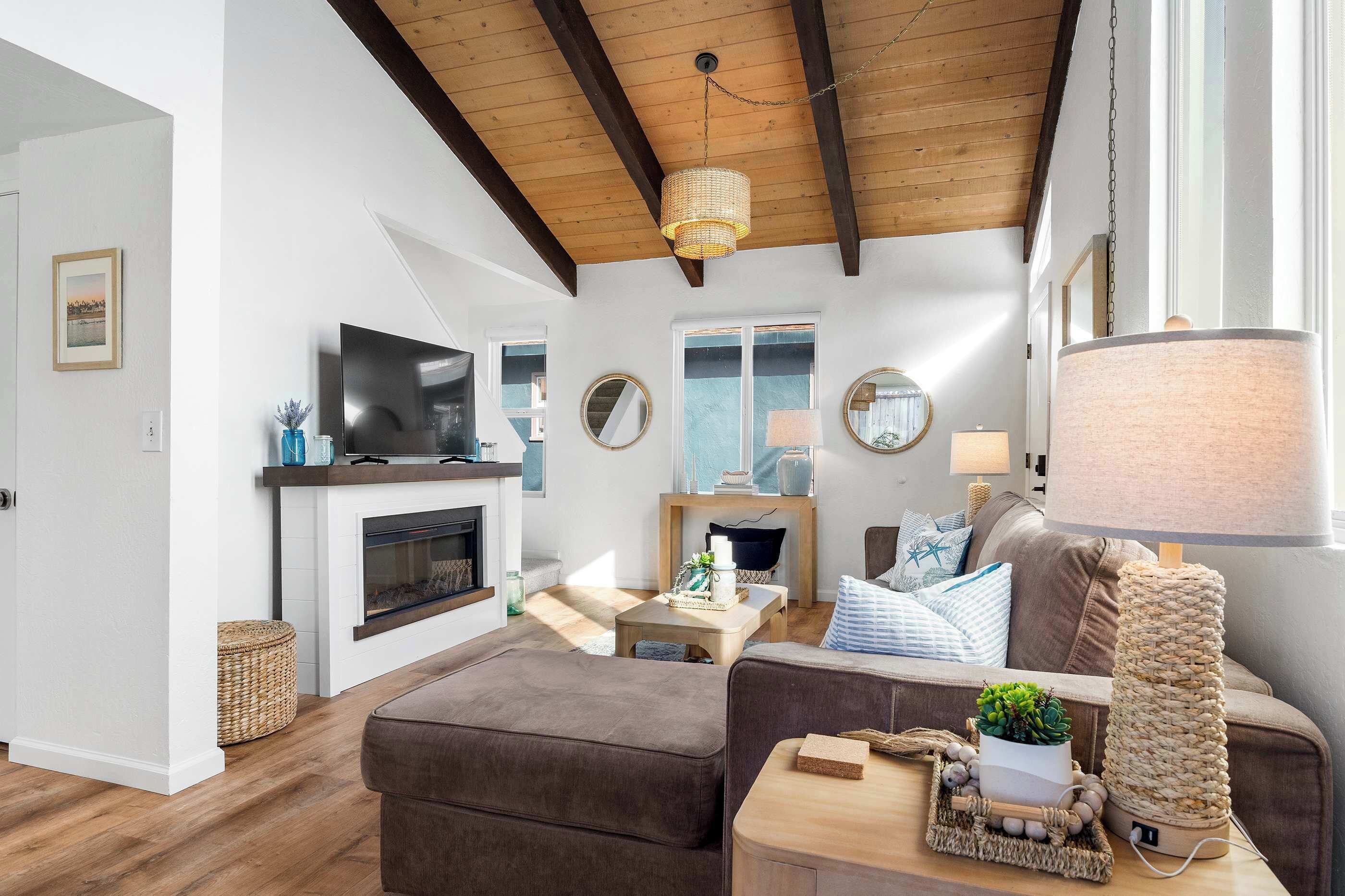 Televisión y chimenea 