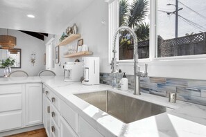 Cafetera y tetera, refrigerador, microondas y horno