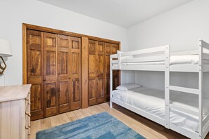 4 habitaciones, escritorio, wifi y ropa de cama