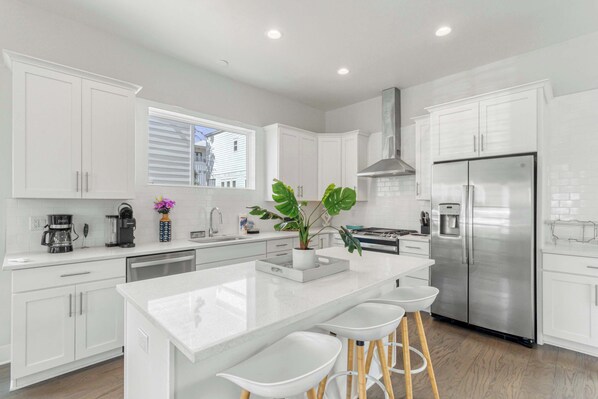 Réfrigérateur, micro-ondes, four, plaque de cuisson