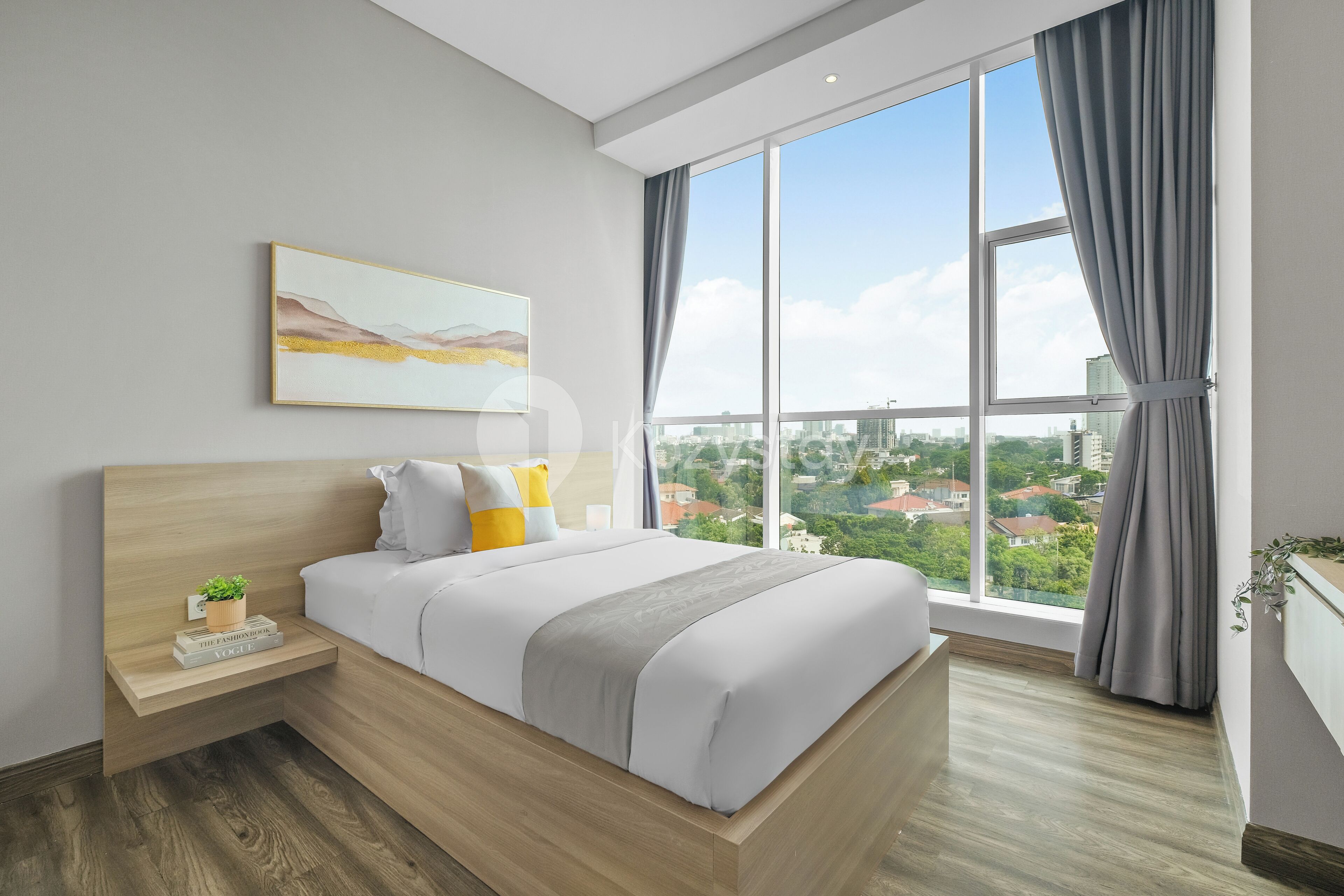 Una camera da letto moderna con un'ampia finestra, un letto con lenzuola bianche, un comodino con una pianta e vista sulla città.