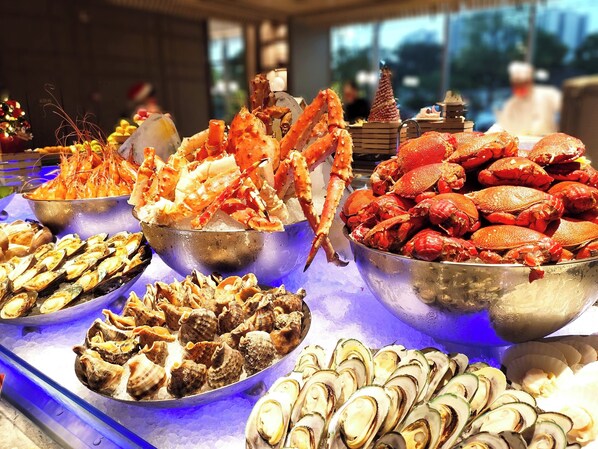 A seafood buffet with various shellfish and lobsters. - THE MORDIN HOTEL (Guangzhou)