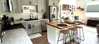 Guesthouse w/king bed, lots of amenities, & close to town