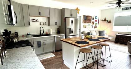 Guesthouse w/king bed, lots of amenities, & close to town