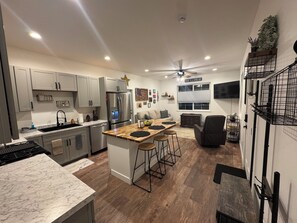 Refrigerador, microondas, horno y parrilla de estufa 