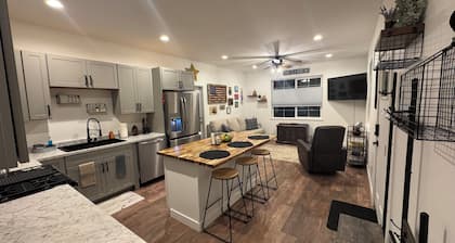 NEW guesthouse with king bed, lots of amenities, & close to town