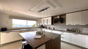 Fridge, microwave, dishwasher, cookware/dishes/utensils