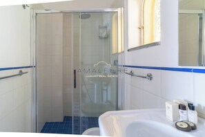 Shower, hair dryer, towels - -Poseidon Suite, a stone's throw from the beach (Conca dei Marini)