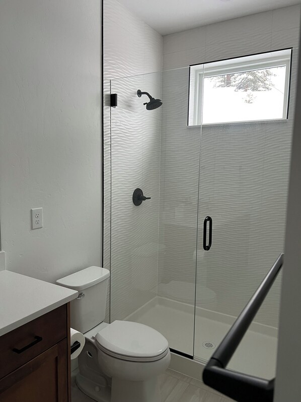 Dusche, Haartrockner, Handtücher, Toilettenpapier