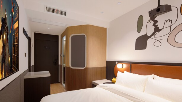 A hotel room with a bed, bedside table, and a wall-mounted artwork. - Mcsrh Hotel-Chengdu Chunxilu (Chengdu)