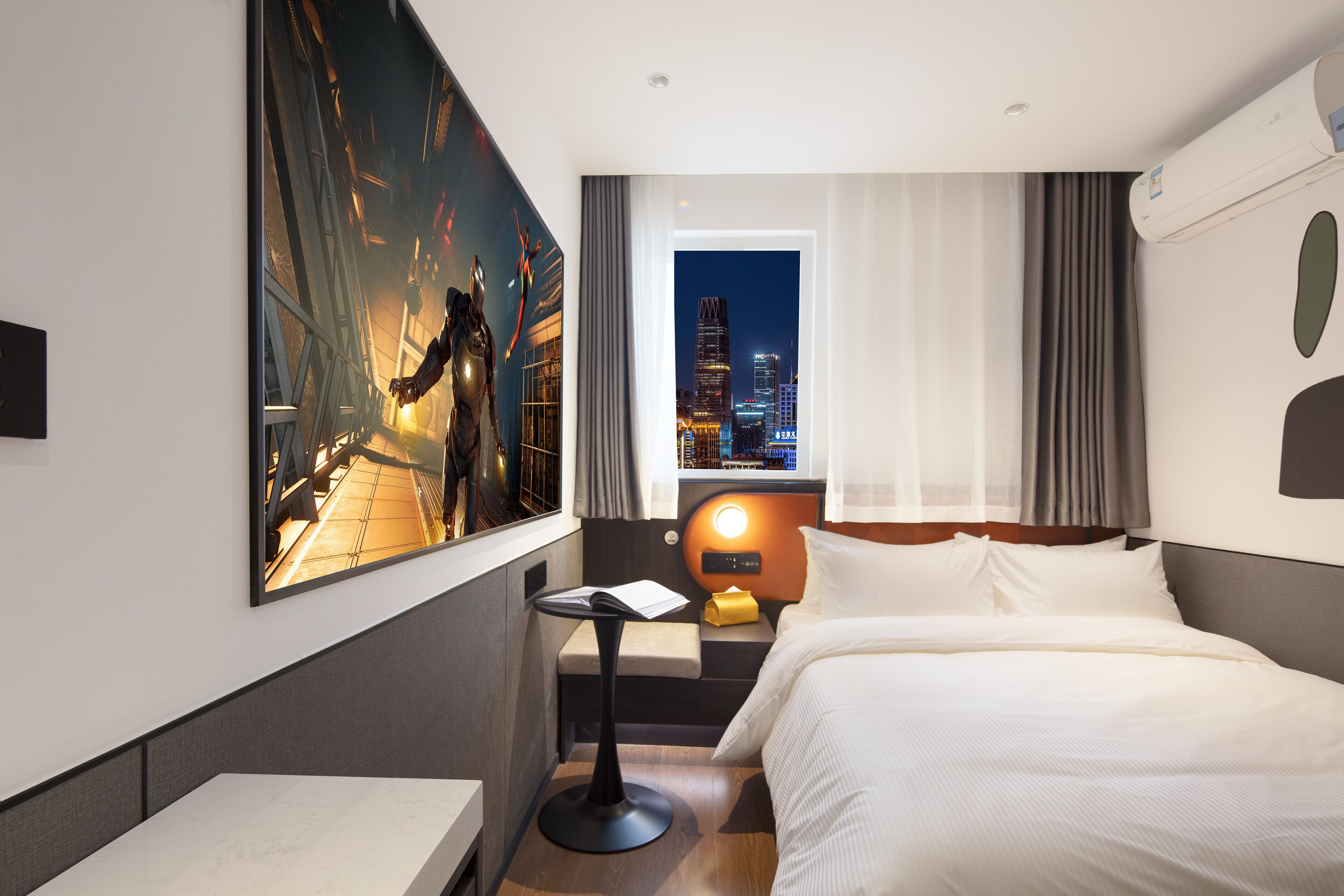 Eenvoudige tweepersoonskamer | Luxe beddengoed, donsdekens, pillowtop-bedden, een bureau