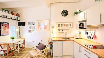 House, 3 Bedrooms | Private kitchen