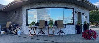 Alaska Getaway with Mountain Views, Full Kitchen & Private Entry