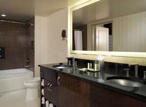 Baignoire à jets, sèche-cheveux, bidet, serviettes fournies