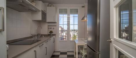 Kühlschrank, Mikrowelle, Geschirrspüler