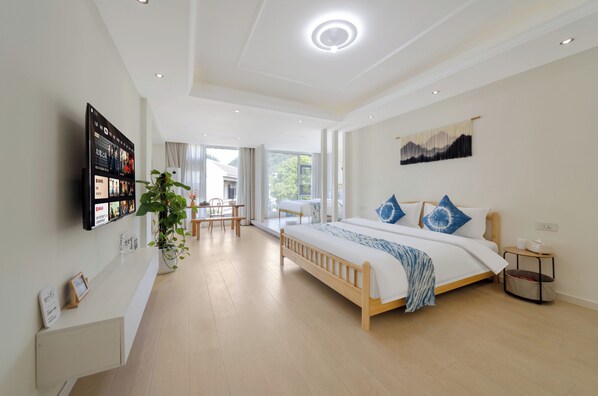 Superior Studio Suite, Hill View | Blackout curtains, iron/ironing board, free WiFi - Villa in the park (Guiyang)