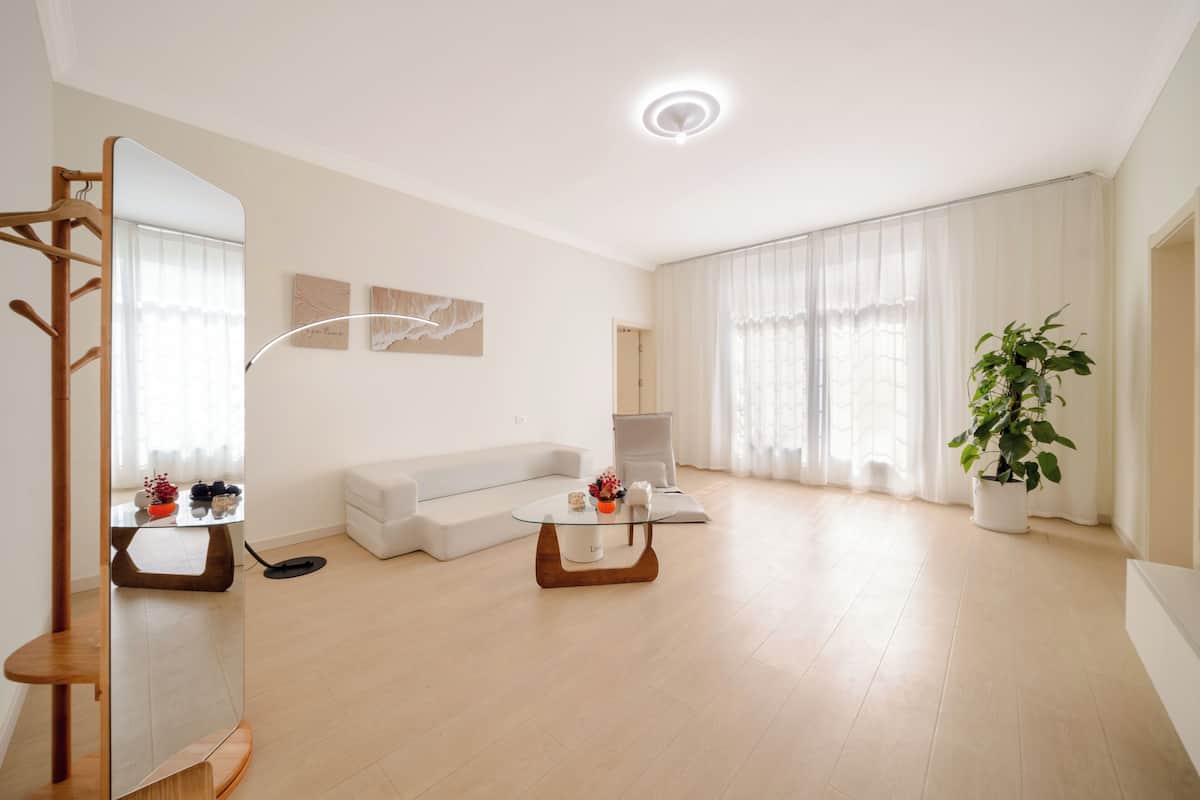 1 habitación, cortinas blackout y tabla de planchar con plancha