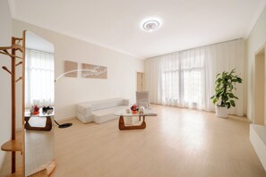 Familiesuite, byutsikt | Blendingsgardiner, strykejern/-brett og wi-fi (inkludert)