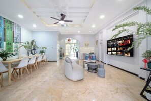 Elite Townhome, Patio, Park View | Dining room - Villa in the park (Guiyang)