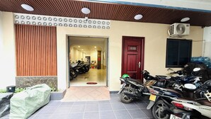 Ein überdachter Parkbereich mit mehreren parkenden Motorrädern.