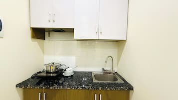 Basic Apartment | Private kitchen | Fridge, stovetop, cookware/dishes/utensils