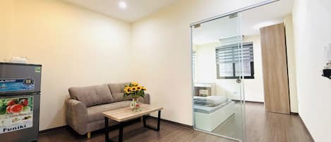 Appartement de base | Aire de séjour | Téléviseur de 20 po avec télévision par satellite